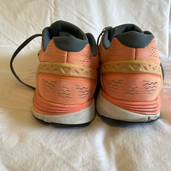 👟🌺Nike Sneakers in a muted orange, size 10.5 - Picture 4 of 12